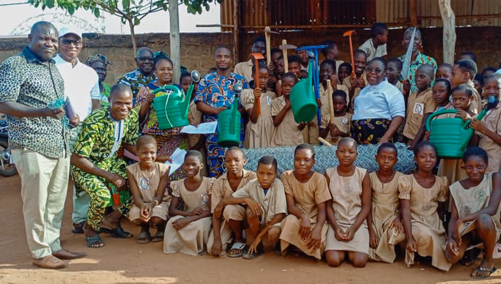 Remise de matériels et équipements de jardinage à l'École Primaire Publique (EPP) Centre d'Allada